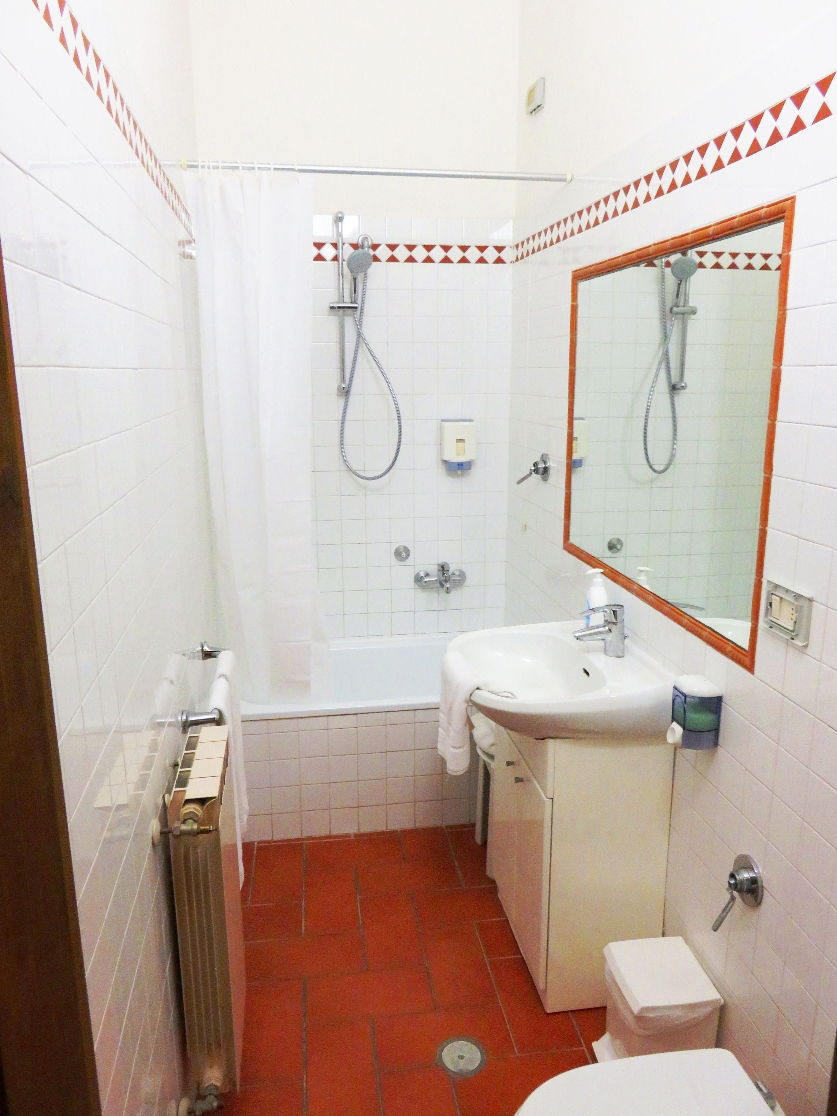 Un baño con bañera, lavamanos, inodoro y ducha.