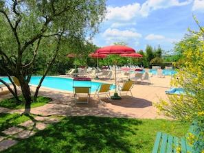 2 outdoor pools, a rooftop pool, sun loungers - Castello Cortevecchio (Gubbio)