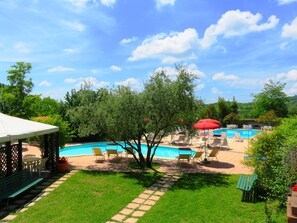 2 outdoor pools, a rooftop pool, sun loungers - Castello Cortevecchio (Gubbio)
