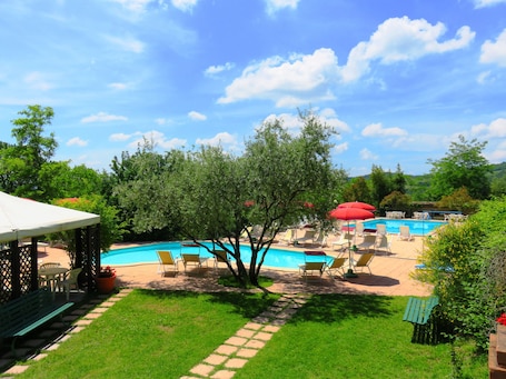 2 outdoor pools, a rooftop pool, sun loungers
