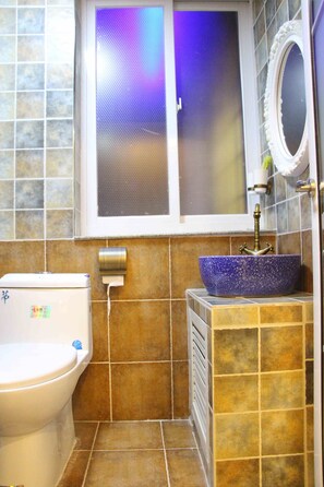 Deluxe-Zimmer | Badezimmer | Dusche, kostenlose Toilettenartikel, Haartrockner, Hausschuhe