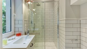 Appartement, 2 slaapkamers, balkon (max. 7 adults) | Badkamer | Gratis toiletartikelen, een haardroger, handdoeken