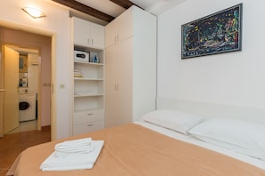 Apartamento standard, 1 quarto | Escrivaninha, berços grátis, Wi-Fi de cortesia, roupa de cama