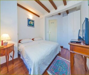 高级公寓 | 办公桌、免费婴儿床、免费 WiFi、床单