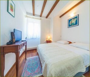 Apartamento superior | Escrivaninha, berços grátis, Wi-Fi de cortesia, roupa de cama