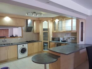 Departamento, 1 habitación, cocina | Cocina privada | Refrigerador, microondas, horno y tetera eléctrica