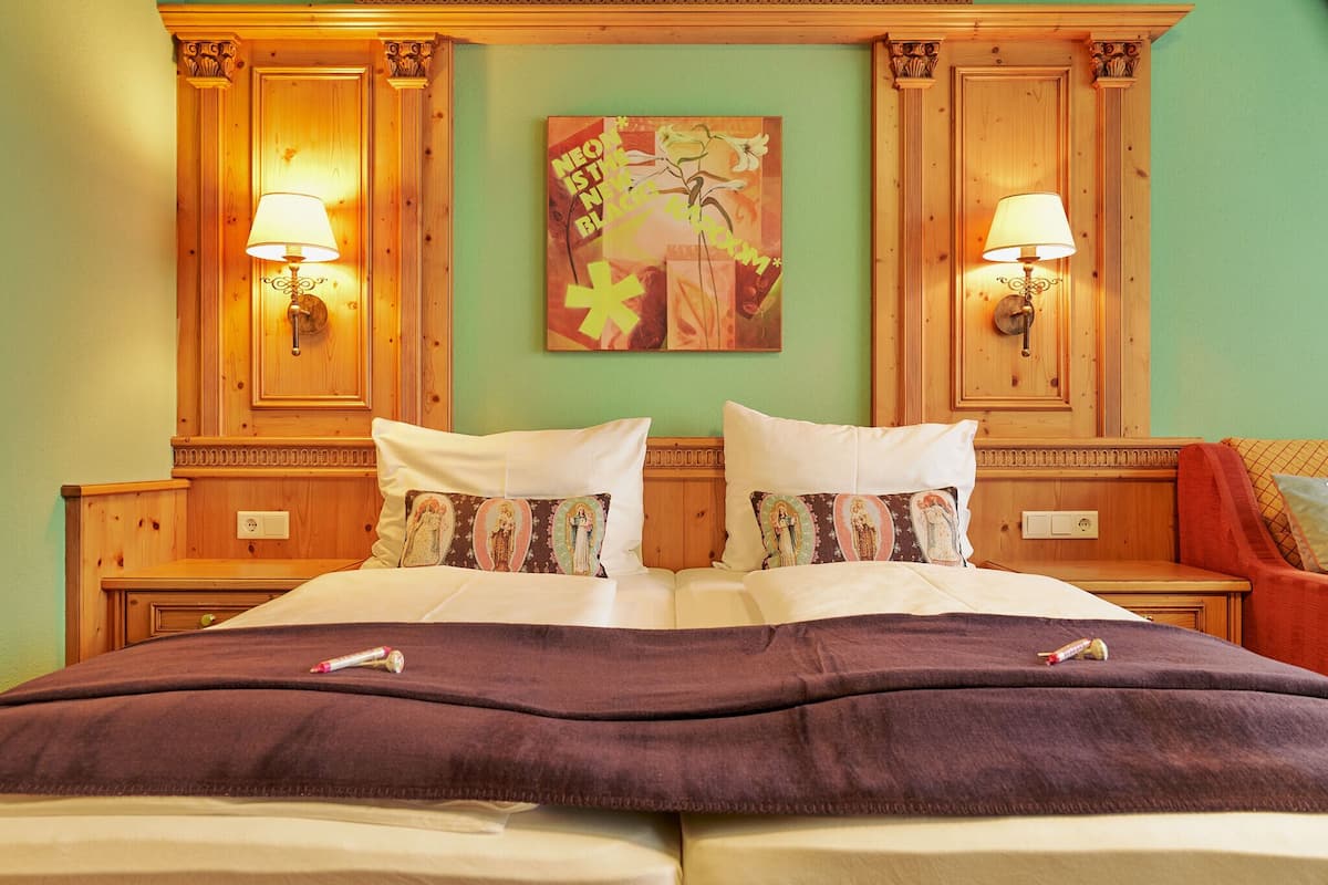 double room | minibar, in-room safe, desk, cots/infant beds