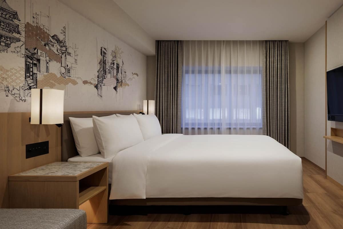 Premium bedding, in-room safe, blackout curtains, soundproofing