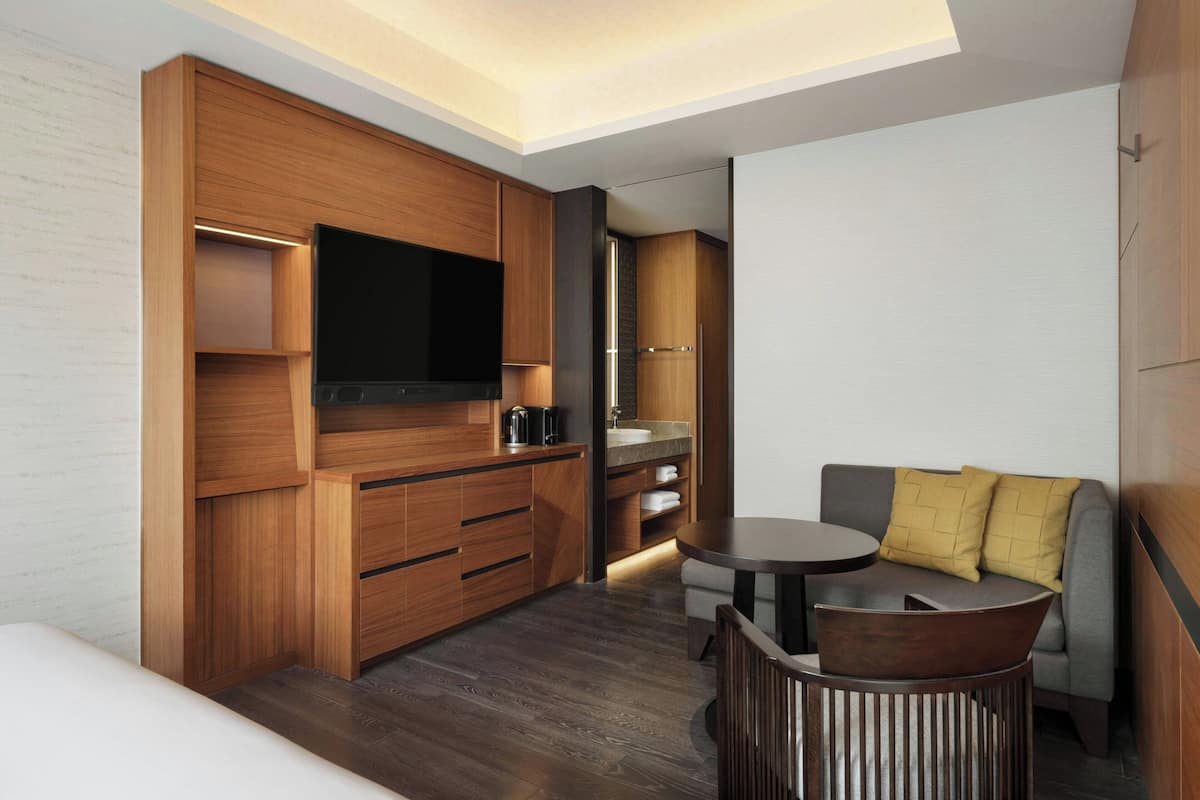 ห้องพัก, เตียงคิงไซส์ 1 เตียง, ปลอดบุหรี่ (Larger Guest Room, 1 Wide King Bed) | เครื่องนอนระดับพรีเมียม, ตู้นิรภัยในห้องพัก, ผ้าม่านกันแสง