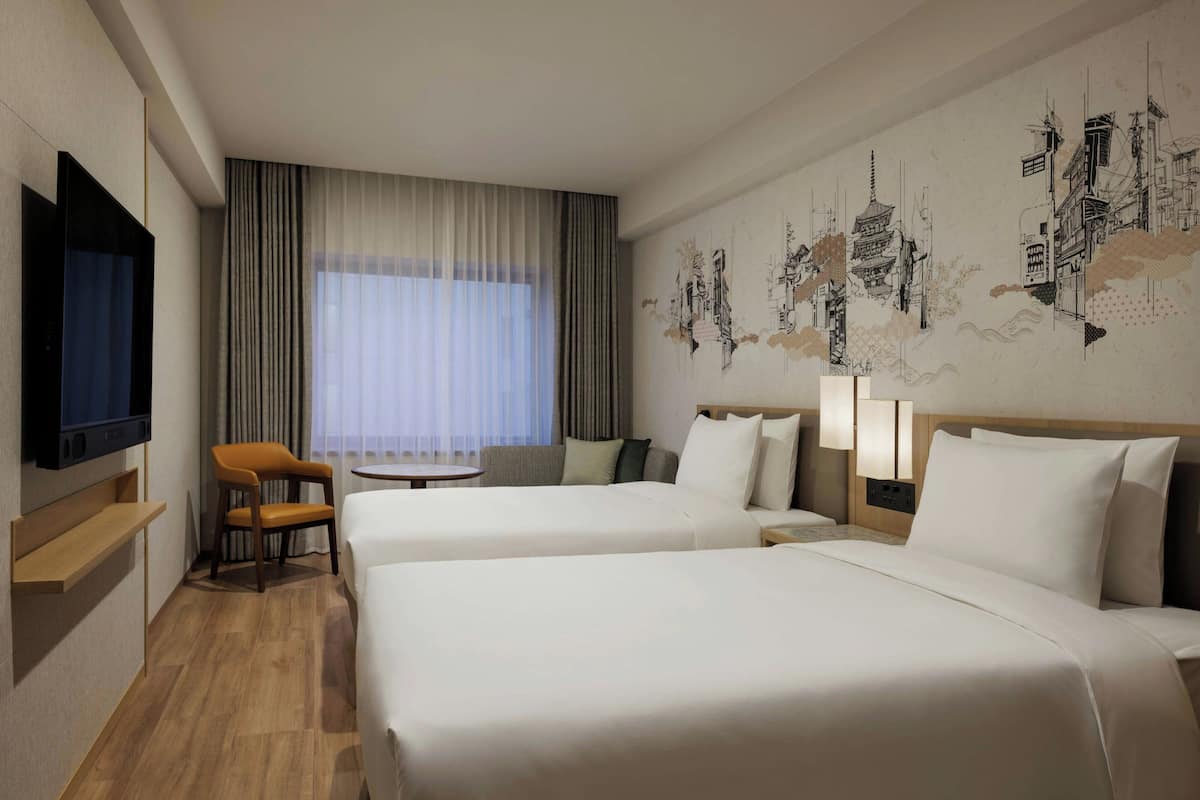 ห้องพัก, เตียงเดี่ยว 2 เตียง (Larger Guest Room) | เครื่องนอนระดับพรีเมียม, ตู้นิรภัยในห้องพัก, ผ้าม่านกันแสง
