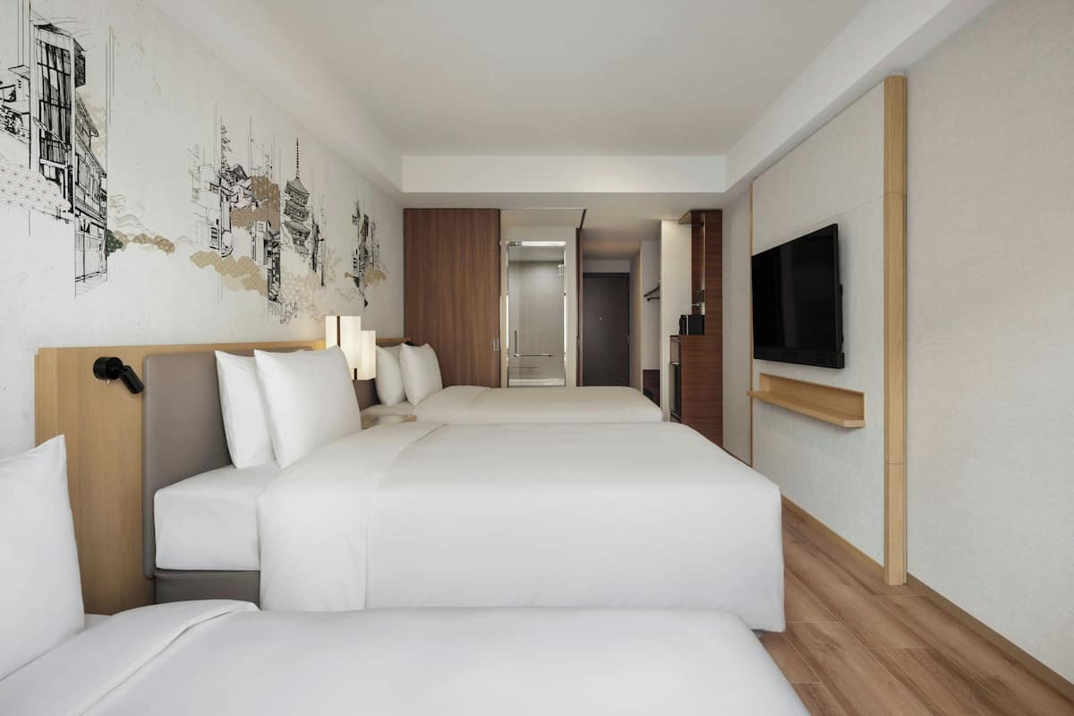 Premium bedding, in-room safe, blackout drapes, soundproofing