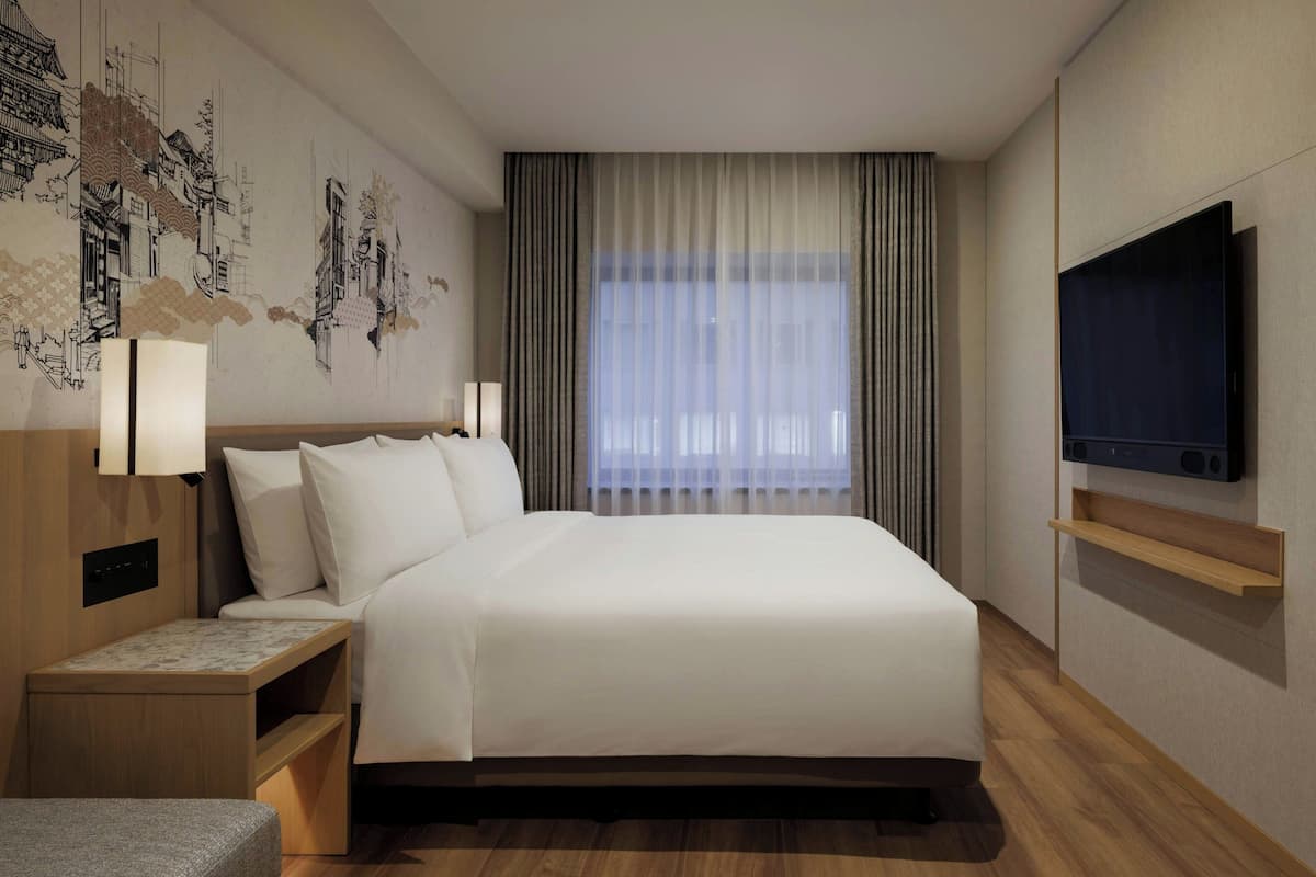 ห้องพัก, เตียงคิงไซส์ 1 เตียง (Larger Guest Room) | เครื่องนอนระดับพรีเมียม, ตู้นิรภัยในห้องพัก, ผ้าม่านกันแสง