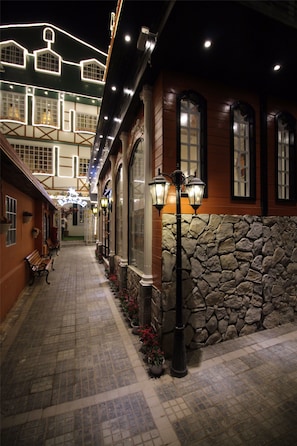 Fachada de la propiedad por la tarde o noche