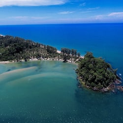 Praia particular, guarda-sóis, toalhas de praia, bar na praia