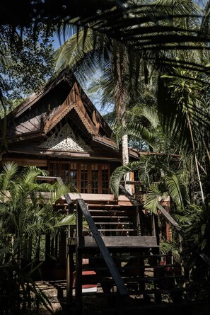 Een minibar, beddengoed