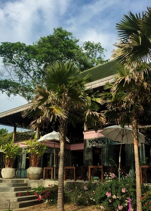 Frukost, lunch och middag serveras och det finns även utsikt mot havet. 