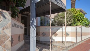 L’entrée d’un immeuble, avec une plaque indiquant « 43, rue Loof ».