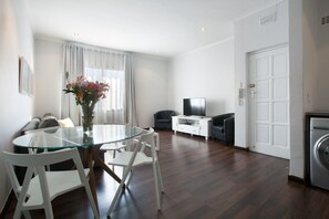Apartment (1 Bedroom) | Wohnzimmer