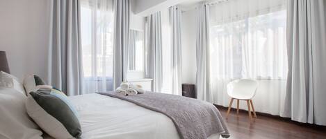 1 bedroom, individually decorated, individually furnished, desk