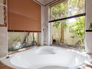 Clivia House  | Deep-soaking bathtub - Clivia House, Gordons Bay (Cape Town)