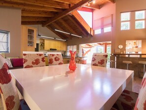 Familienhaus, 2 Schlafzimmer | Essbereich im Zimmer