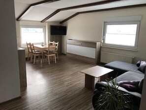 Apartment | Living area | Flat-screen TV - Hotel Hellwege (Himmelpforten)