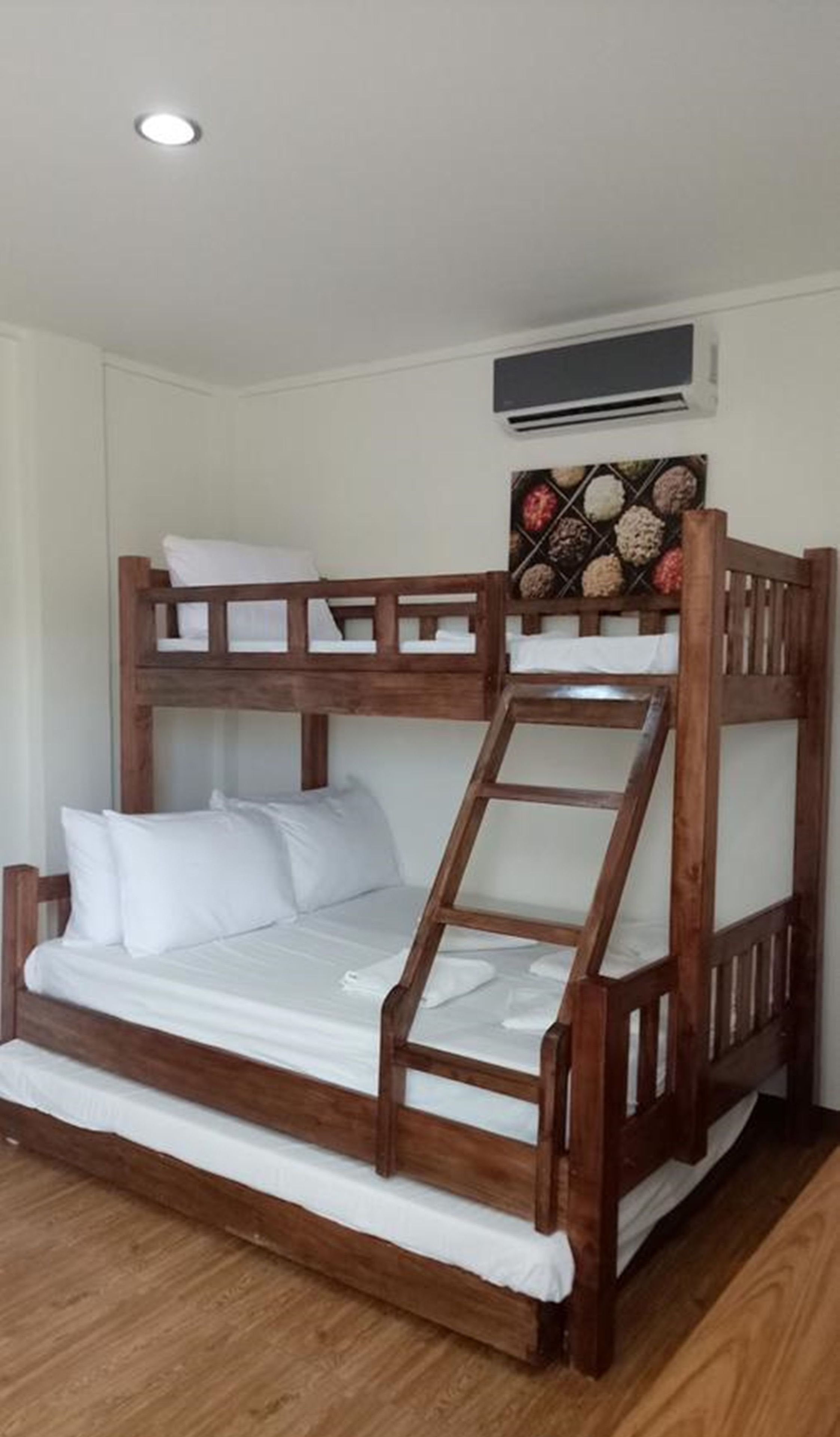 classic quadruple room | desk, free wifi, bed sheets