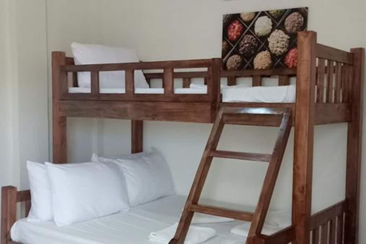 classic quadruple room | desk, free wifi, bed sheets