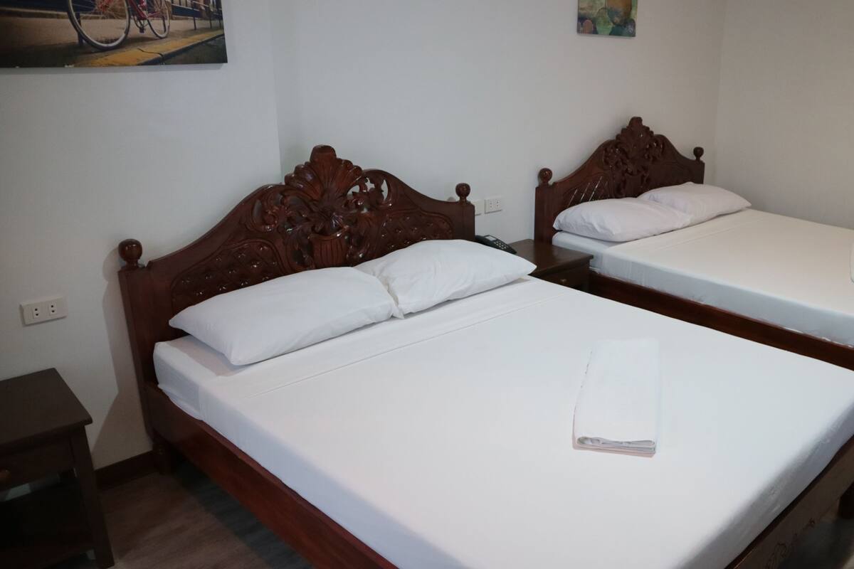 Escritorio, wifi gratis y ropa de cama