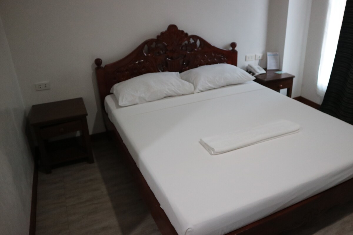 Quarto solteiro standard | Escrivaninha, Wi-Fi de cortesia, roupa de cama
