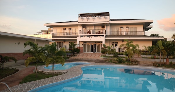 Una piscina al aire libre