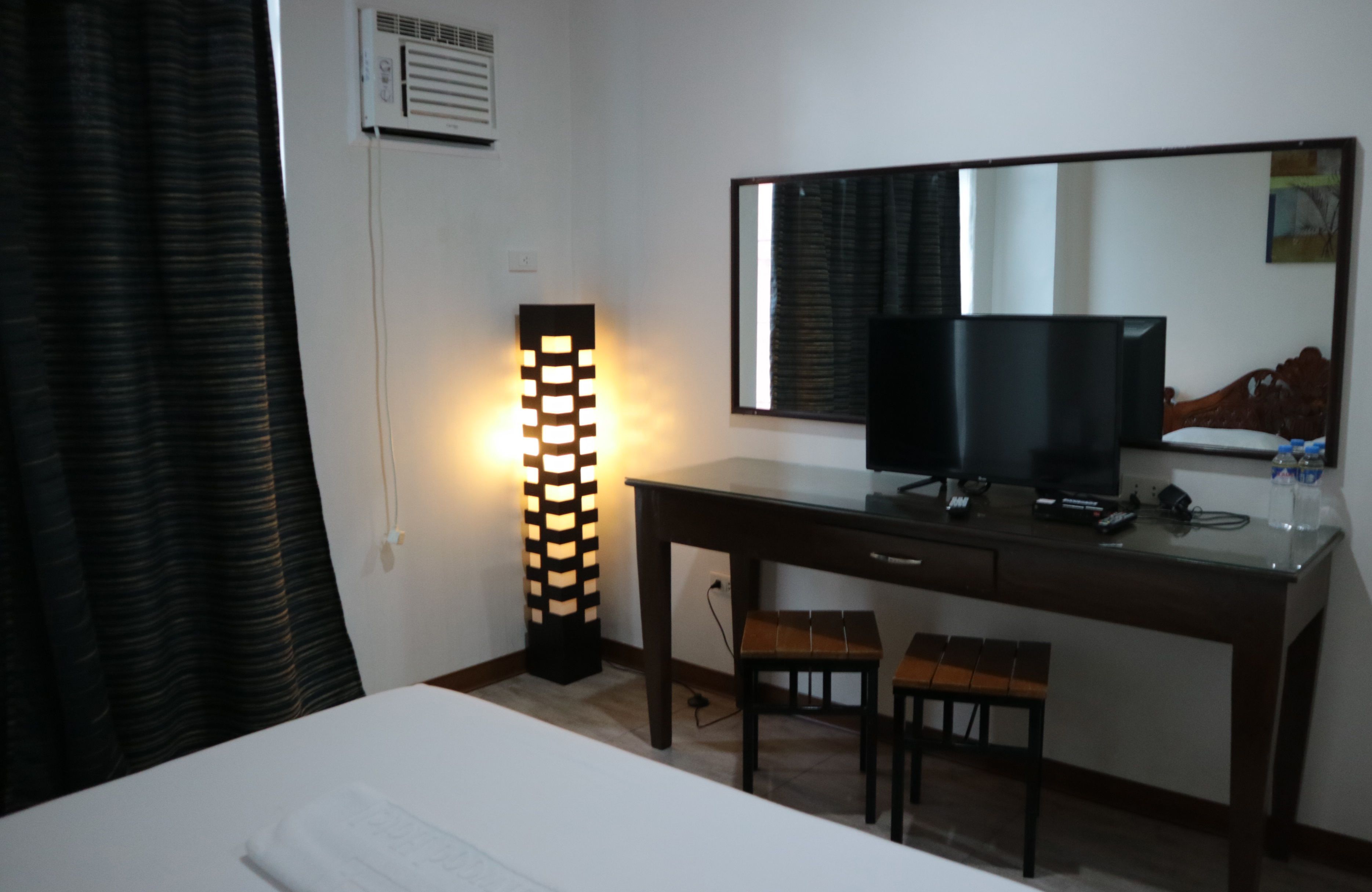 desk, free wifi, bed sheets