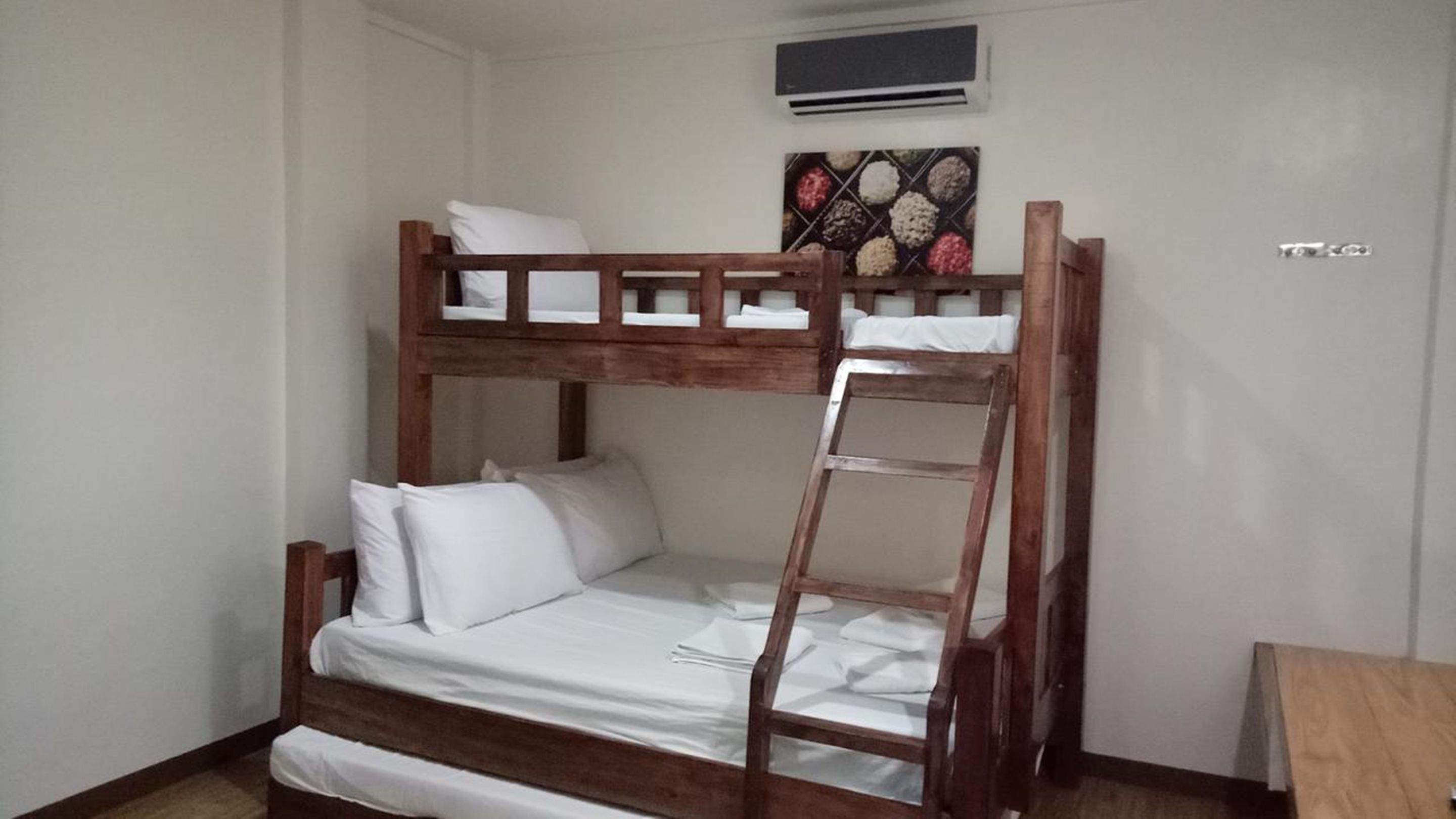 classic quadruple room | desk, free wifi, bed sheets