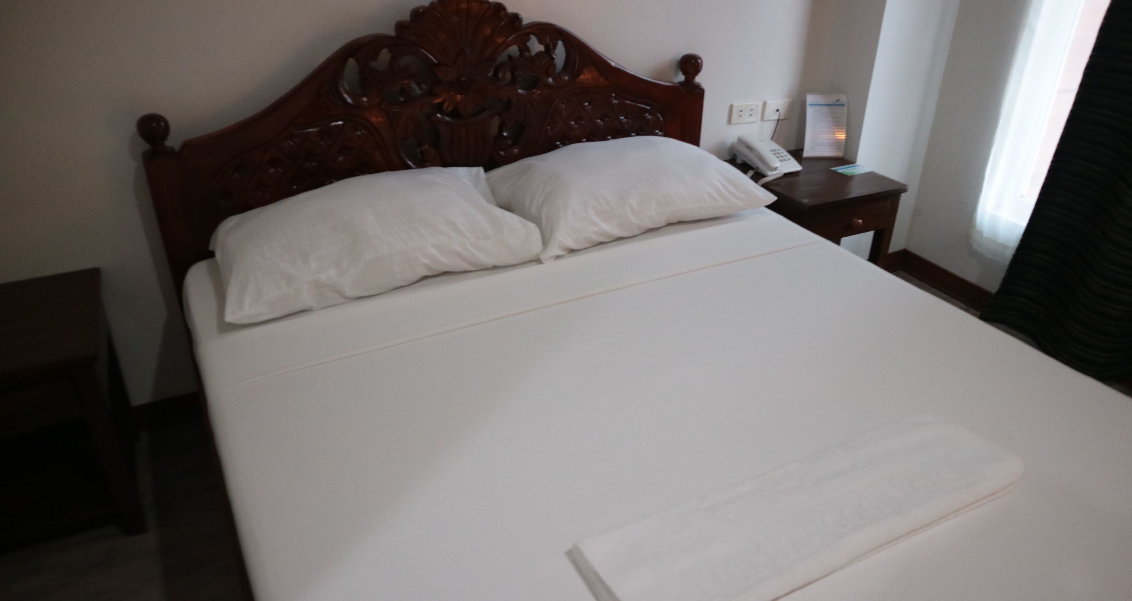 desk, free wifi, bed sheets