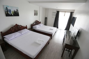 Escritorio, wifi gratis y ropa de cama