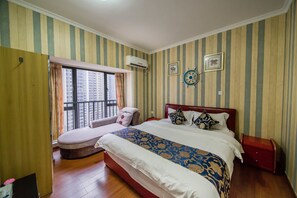 Habitación doble superior | Decoración personalizada, muebles diferentes y escritorio 