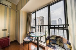 Quarto casal com design assinado | Individualmente decorados, individualmente mobiliados, escrivaninha