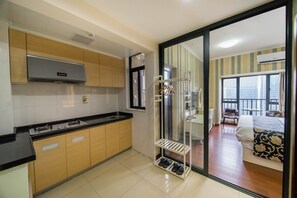 Habitación doble Prestigio | Decoración personalizada, muebles diferentes y escritorio 