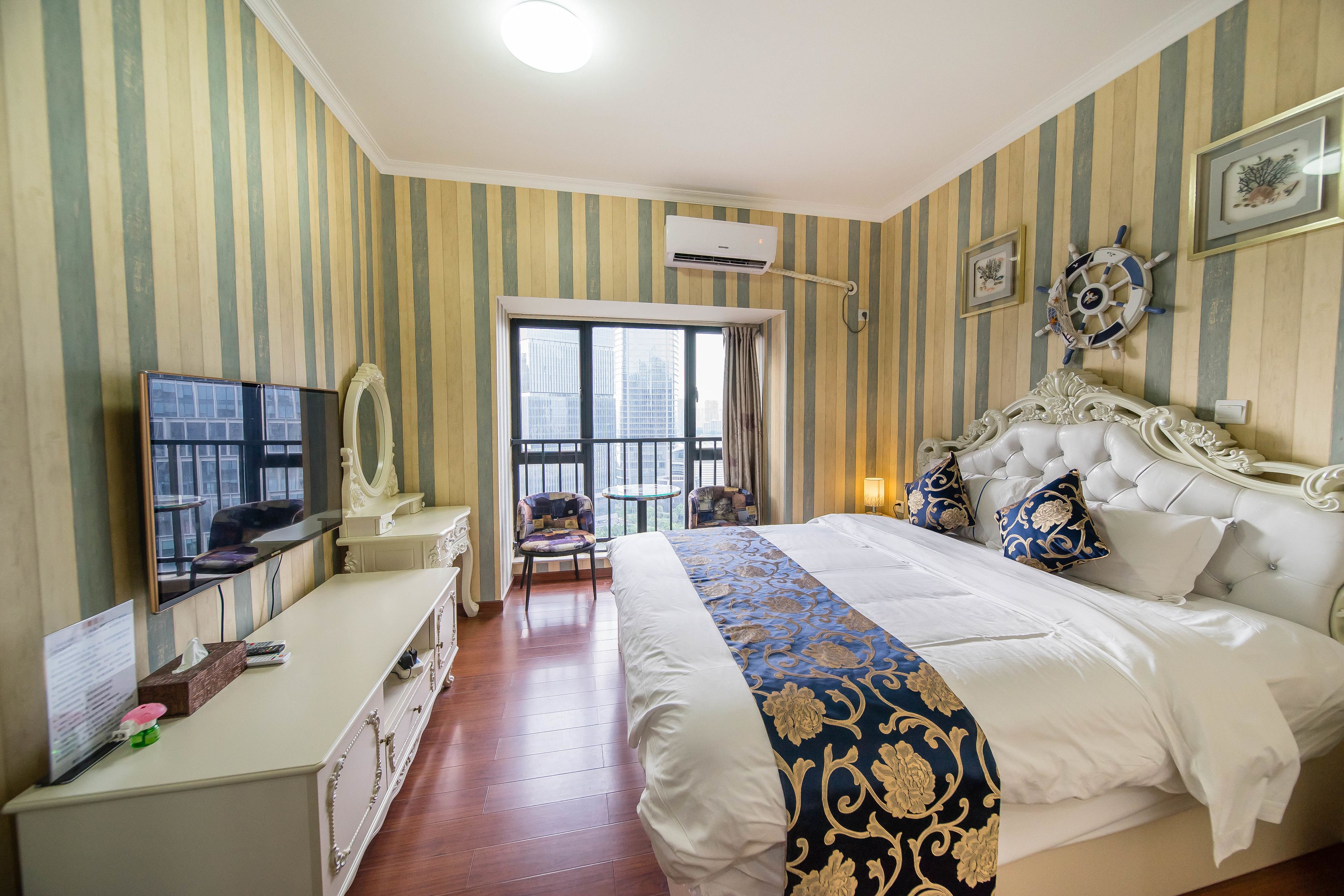 Quarto casal com design assinado | Individualmente decorados, individualmente mobiliados, escrivaninha