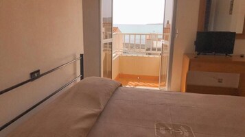 Escritorio, wifi gratis y ropa de cama 