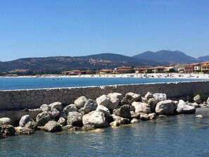 Una playa cerca, buceo, kayak, paseos en botes a motor