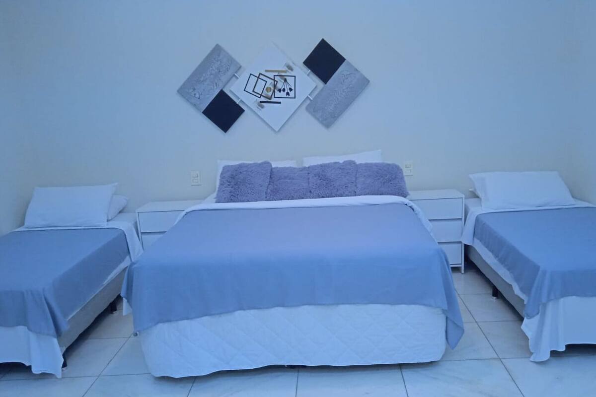 Suite estudio Deluxe | Ropa de cama de alta calidad, colchones viscoelásticos, minibar