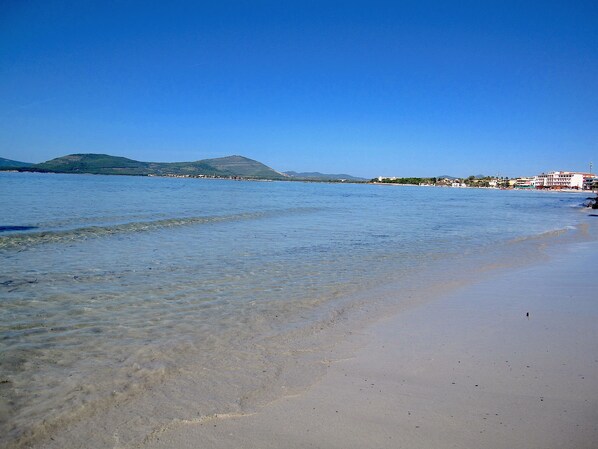 Beach nearby, white sand, beach umbrellas, beach towels - Magralù B&B (Alghero)