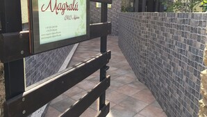 Un cartel de 'Magrali' con datos de contacto y sitio web.