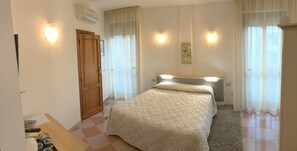 Double or Twin Room | Down comforters, desk, blackout drapes, iron/ironing board - Magralù B&B (Alghero)