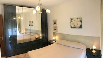 Suíte, 2 quartos | Edredons de pluma, escrivaninha, cortinas blackout