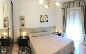 Down duvets, desk, blackout curtains, iron/ironing board - Magralù B&B (Alghero)