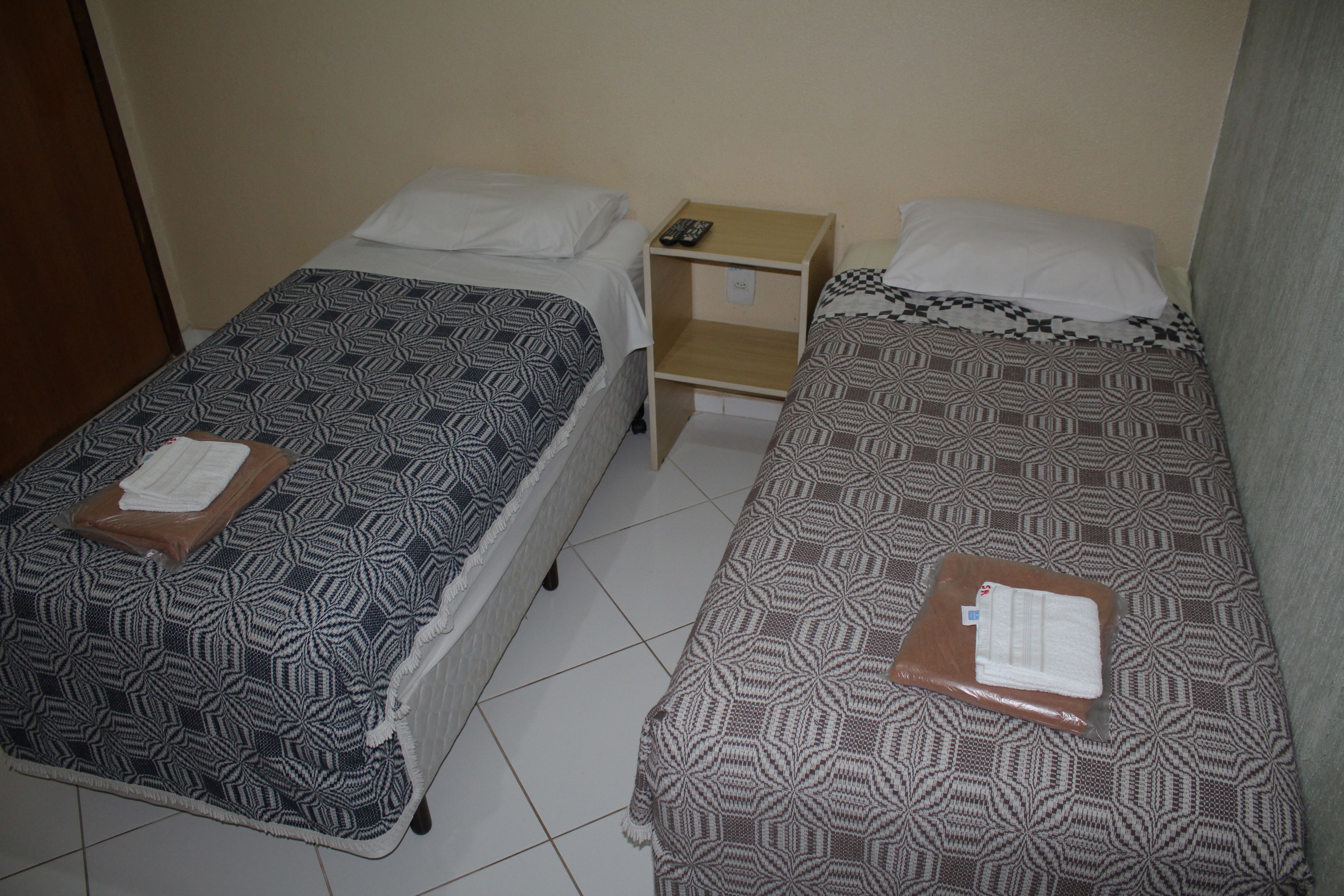 econômico duplo solteiro | desk, laptop workspace, iron/ironing board, free wifi