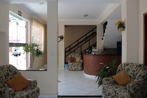 Lobby sitting area - Hotel Reimann (Indaiatuba)