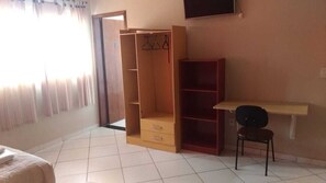 Economy Triple Room, 3 Twin Beds | Desk, laptop workspace, iron/ironing board, free WiFi - Hotel Reimann (Indaiatuba)